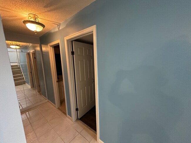 Building Photo - End Unit Townhouse for Rent