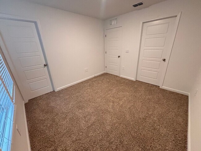 Building Photo - Never-Lived-In 3BR/2.5BA Townhome! Screened Lanai & Pond View!