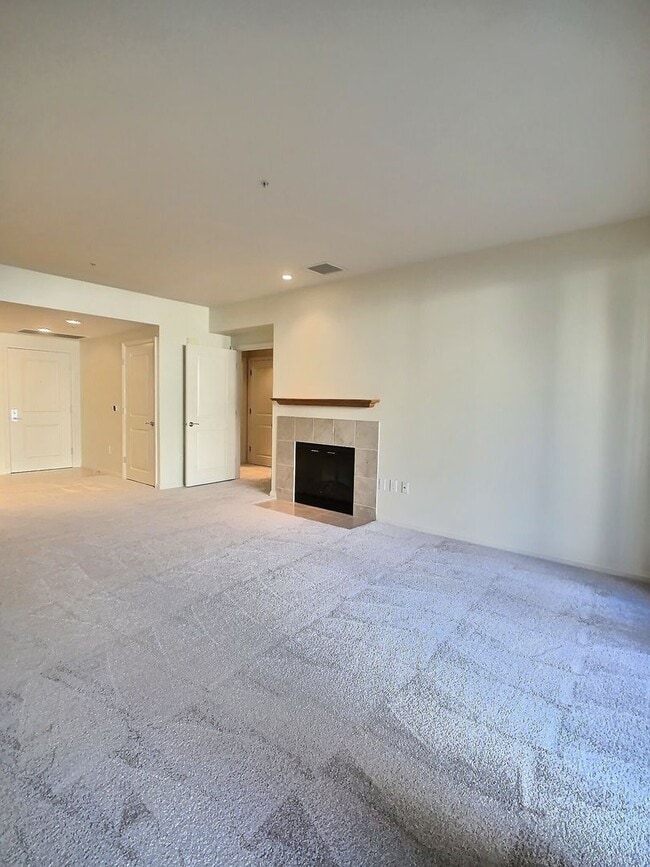 Building Photo - Huge 2 Bedroom/2 Bath Condo with Storage in Downtown San Jose