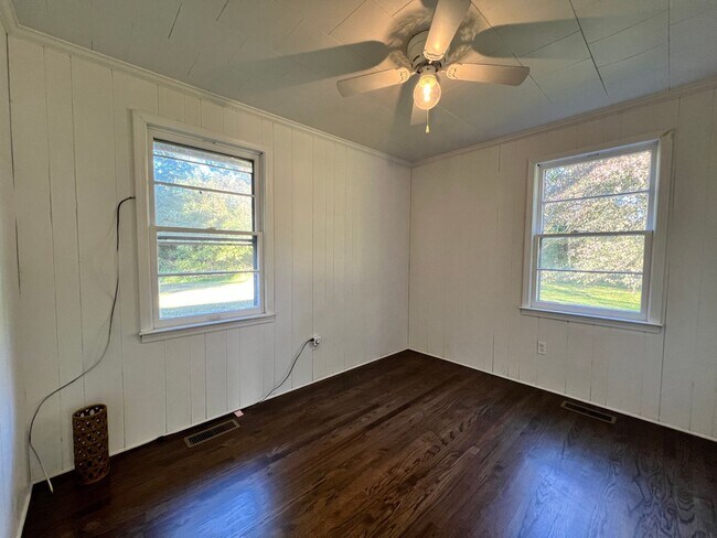 Building Photo - 3 Bed, 1 Bath, Brick Ranch with Attached Carport