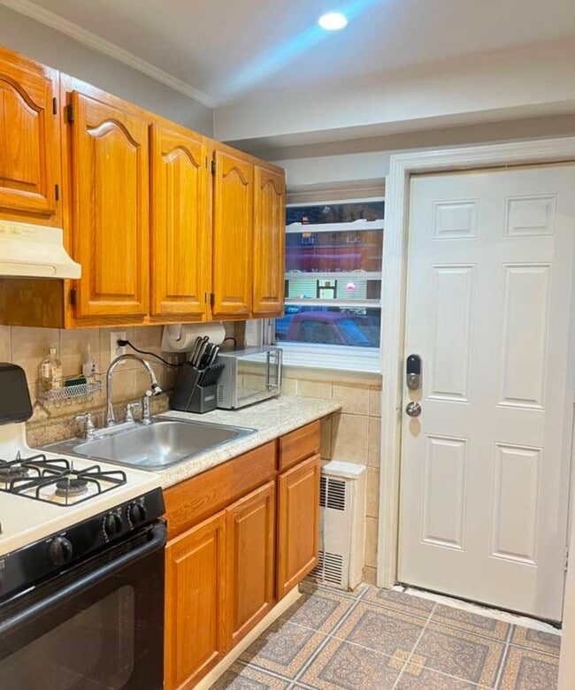 Building Photo - 21-24 28th Ave