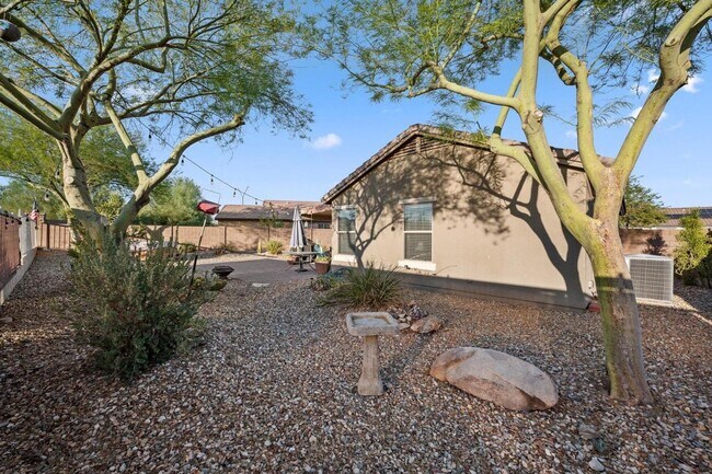 Building Photo - Move in ready 3 bedroom plus a den!