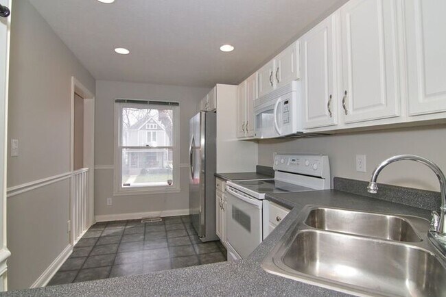 Building Photo - Beautiful Mass Ave Townhome!
