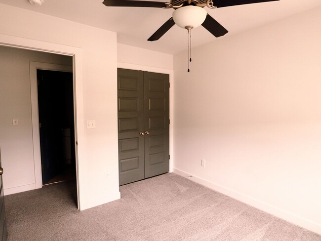 Building Photo - 3 Bed, 2 Bath Townhome with En-Suite Primary