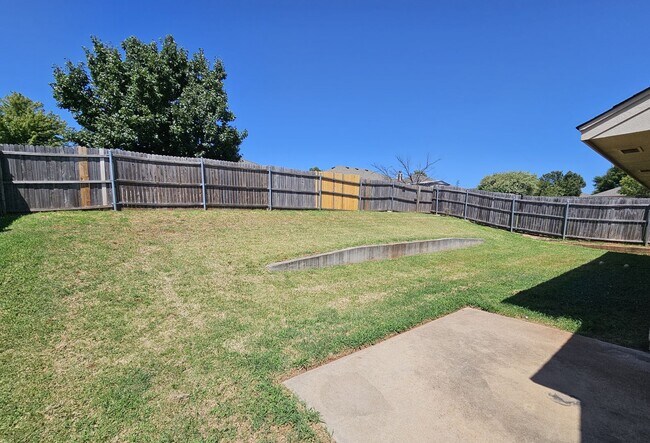 Building Photo - (3) Bed/(2) Bath in NE Norman Avail NOW!