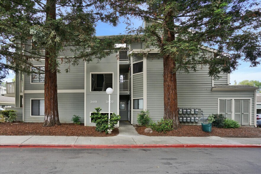Building Photo - 3402 Pinewood Terrace
