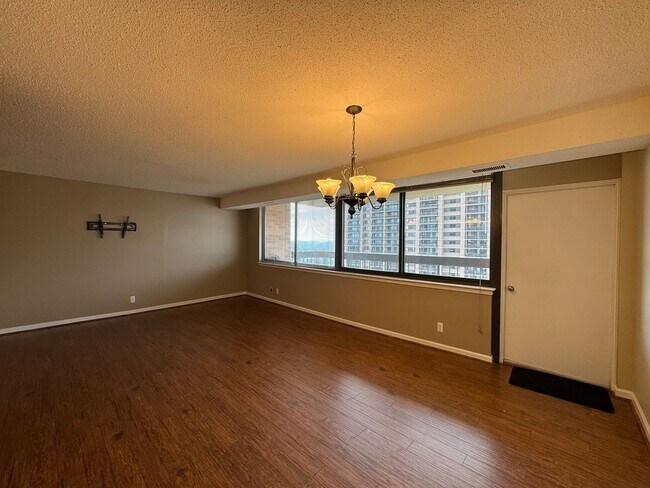 Building Photo - Bright And Spacious 2 Bed 1.5 Bath Condo W...