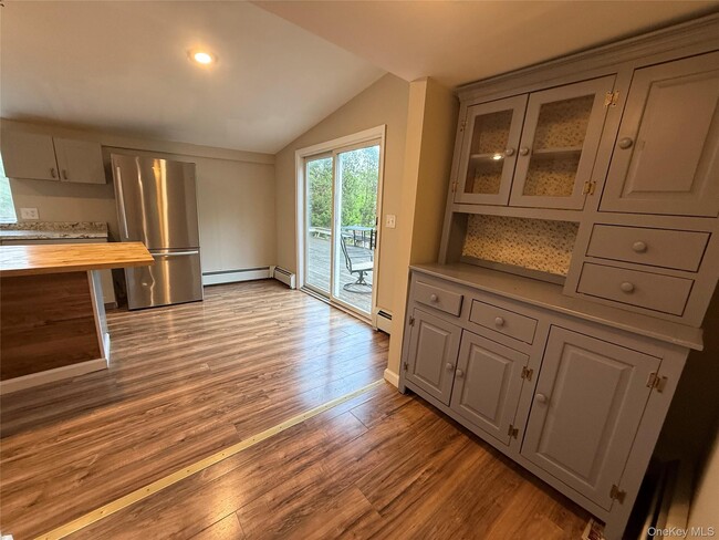 Building Photo - 10 Crans Rd
