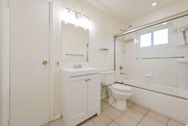 Building Photo - Spacious 2-Bedroom Single-Family with Mode...