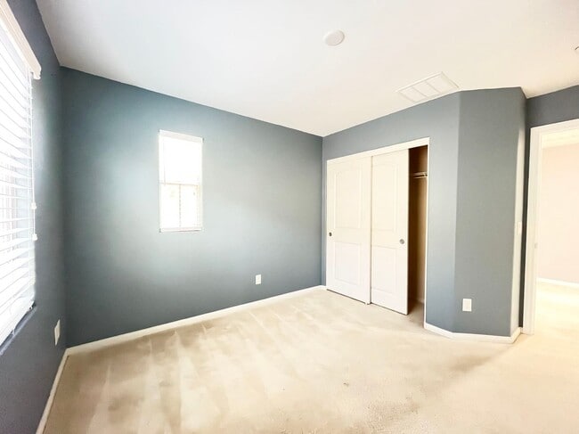 Building Photo - Beautiful 2 story single family house