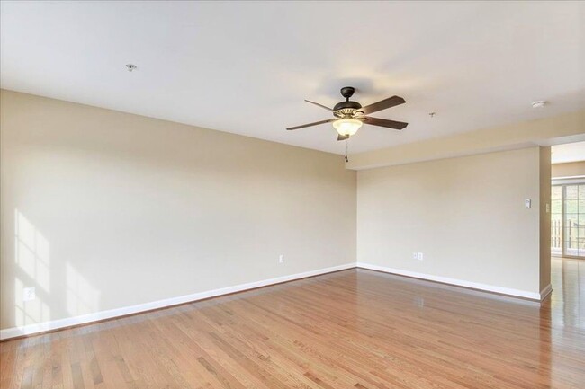 Building Photo - Beautifully maintained townhouse in Lake L...