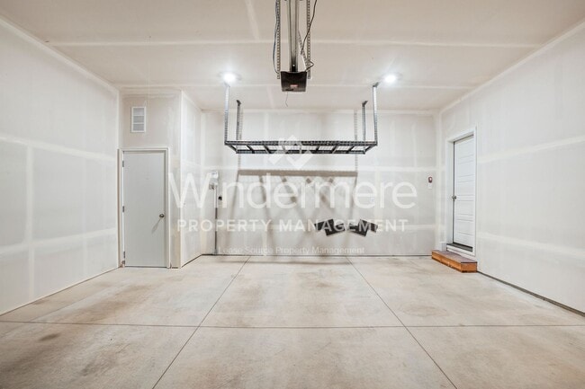 Building Photo - ***Half off 1st full month's rent*** LIber...