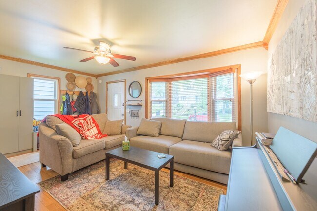 Building Photo - awesome 2 bed 1 bath Pet Friendly in Minneapolis Available for Lease