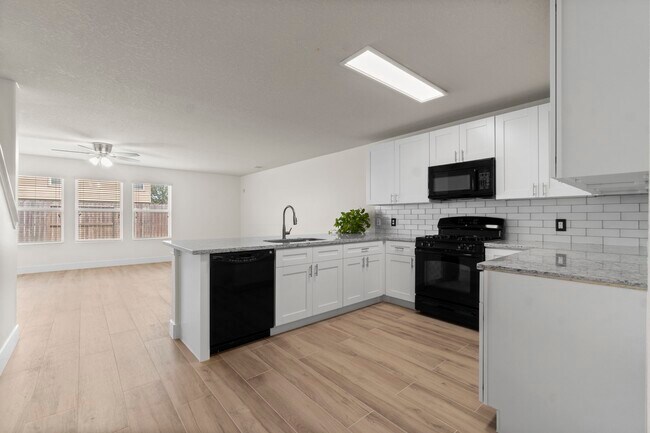 Building Photo - 16859 Blackberry Lily Ln