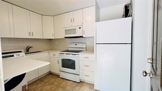 Building Photo - 531 SW 38th Terrace