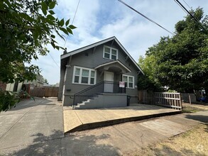 Building Photo - 4 Bedroom House on U of O Campus - AVAILAB...