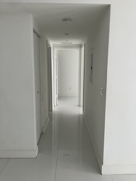 Building Photo - 1010 SW 2nd Ave