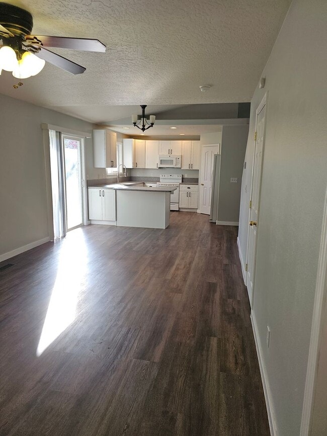 Building Photo - Updated Open Floor Plan in Nampa!