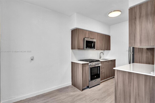 Building Photo - 9200 E Bay Harbor Dr