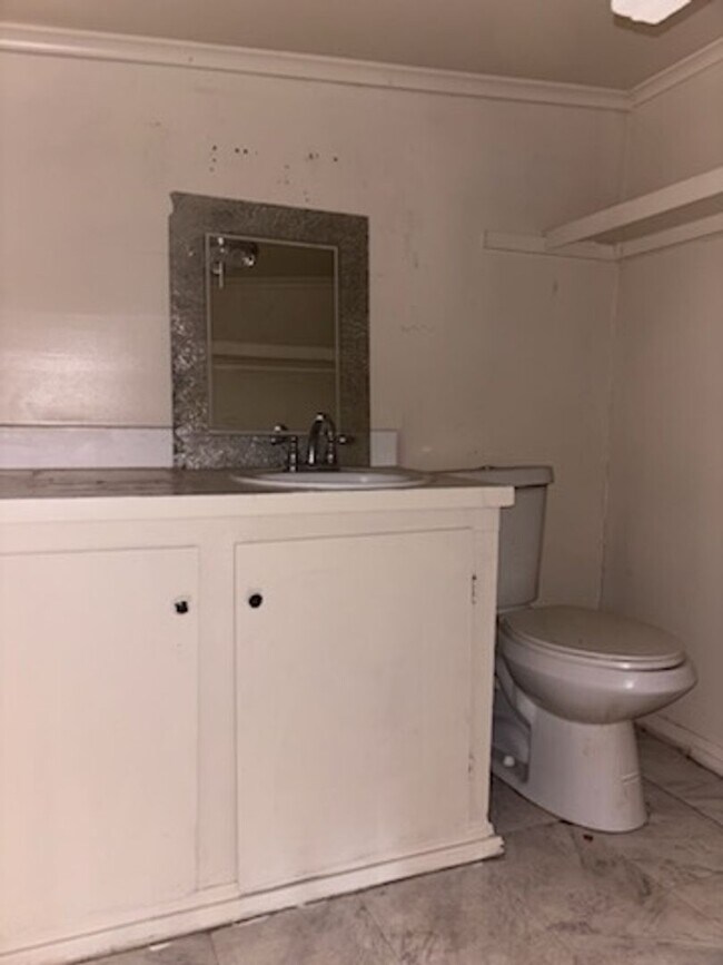 Building Photo - 1853 Smallwood St