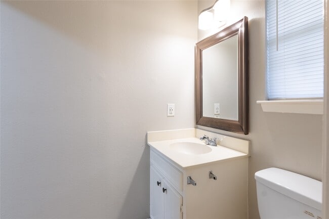 Building Photo - 206 N Forest Dr