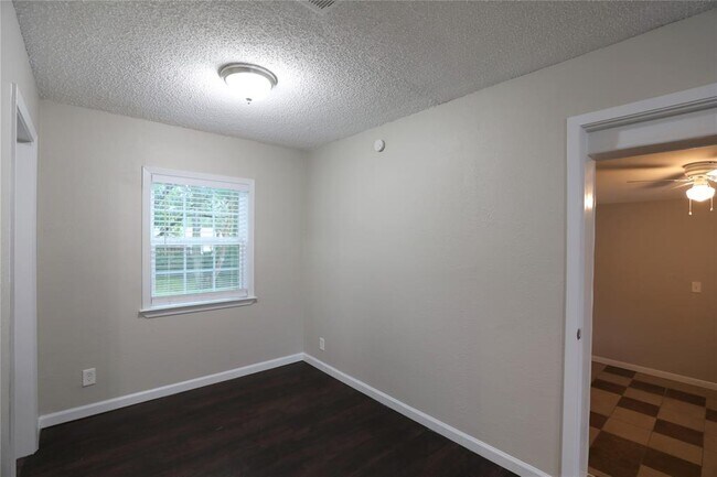 Building Photo - 8418 Grovecrest Dr