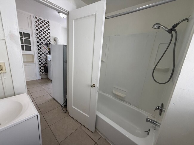 Building Photo - 3114 MLK 1BD 1Bath Unit