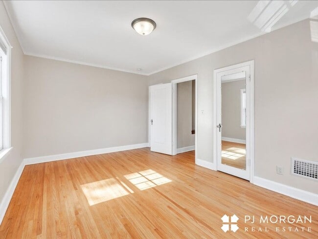 Building Photo - 2 bedroom duplex for rent in Midtown!