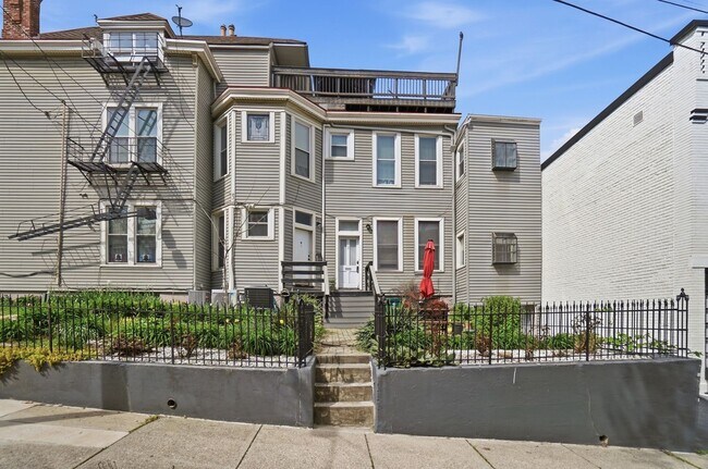 Building Photo - 1220 Louden St