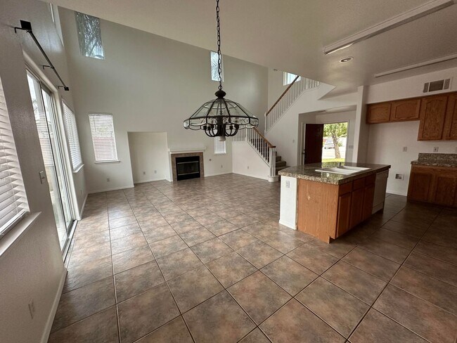 Building Photo - Pleasant 4 Bd. 2.5 Ba. River Oaks Home loc...