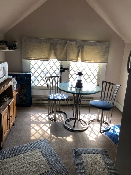 Building Photo - 832 Quincy Ave