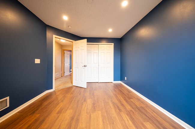 Building Photo - 706 Village Pkwy