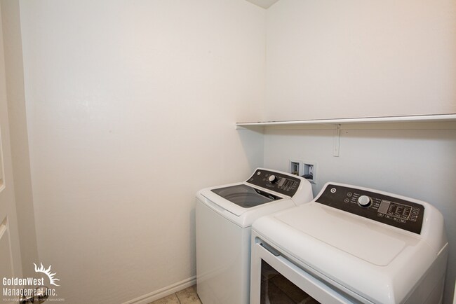 Building Photo - Stunning 3Bdm 2.5Ba Row Home in a Gated Co...