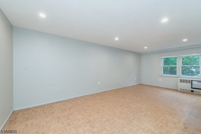 Building Photo - 465 Valley St