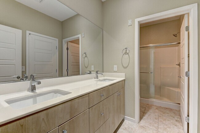 Building Photo - Gorgeous Condo! MUST SEE!!!
