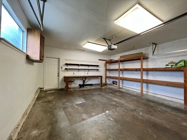 Building Photo - TENTATIVELY RENTED 3 Bedroom 2 Bathroom Na...