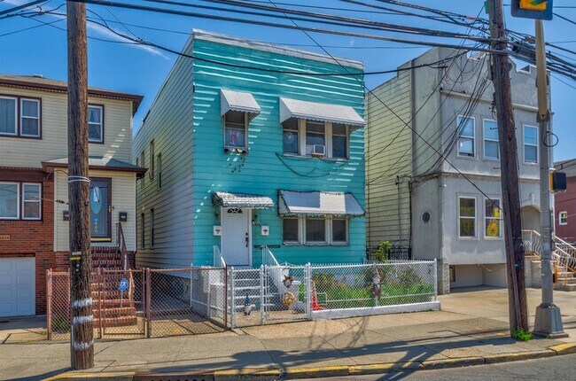 Building Photo - 404 Danforth Ave