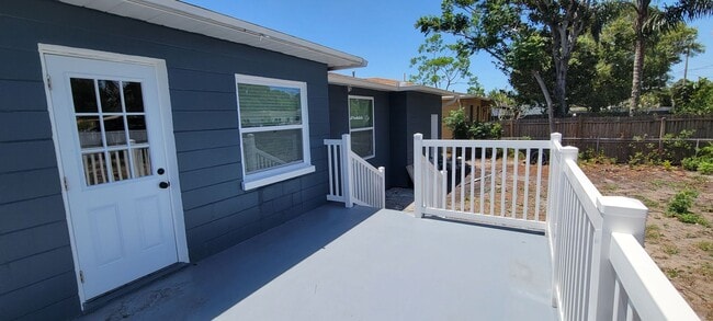 Building Photo - SPACIOUS 3 BEDROOM 2 BATH - ST. PETERSBURG, FL