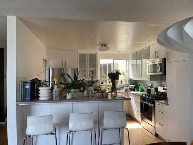 Building Photo - "Charming 4-Bedroom Home with 2 Baths in the Heart of San Francisco!"