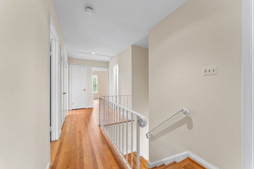 5 BRs,3 full BAs on 2nd floor - 9 Snug Hill Ct