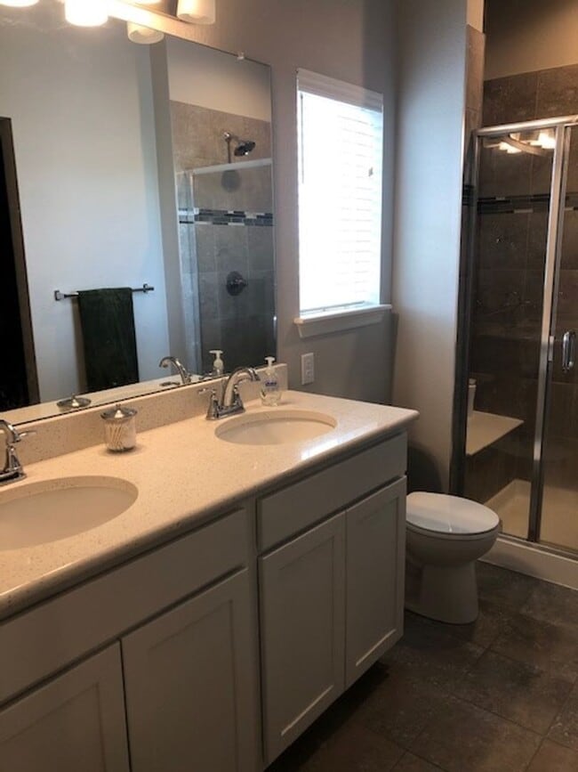Building Photo - Beautiful 3 bed, 3 bath Townhome in West W...