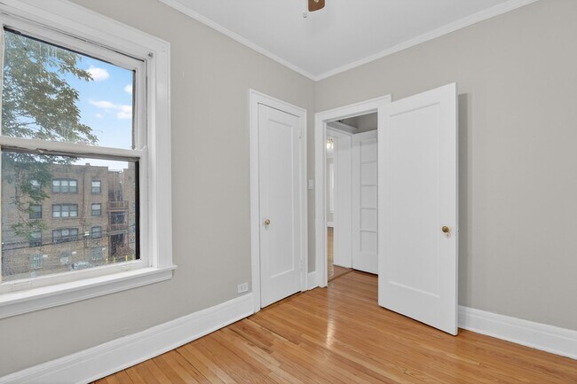 Building Photo - 6815 S Crandon Ave