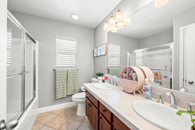 Building Photo - Gorgeous Eastlake Townhome!