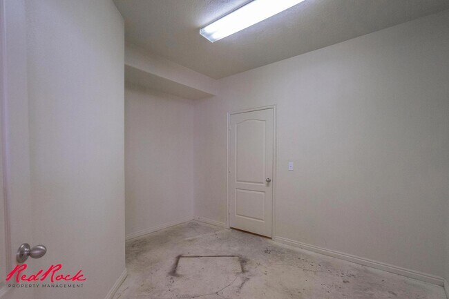 Building Photo - Fresh Carpet! Spacious 5-Bedroom Townhome