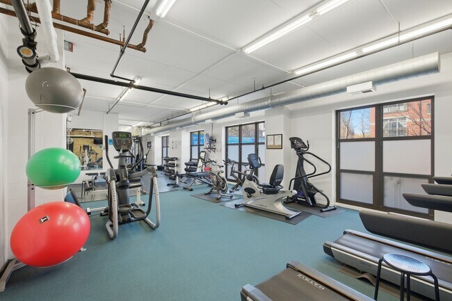 Building Photo - 1735 W Diversey Pkwy