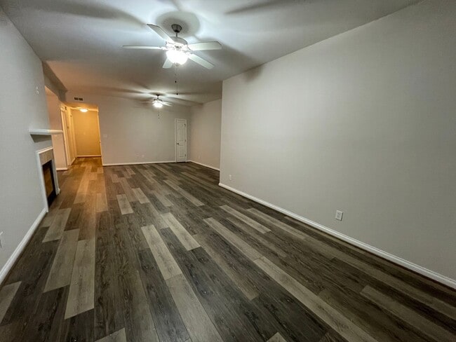 Building Photo - Beautiful 2 Bedroom Condo off of Shelbyvil...