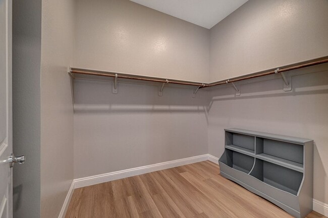 Building Photo - Mira Villa