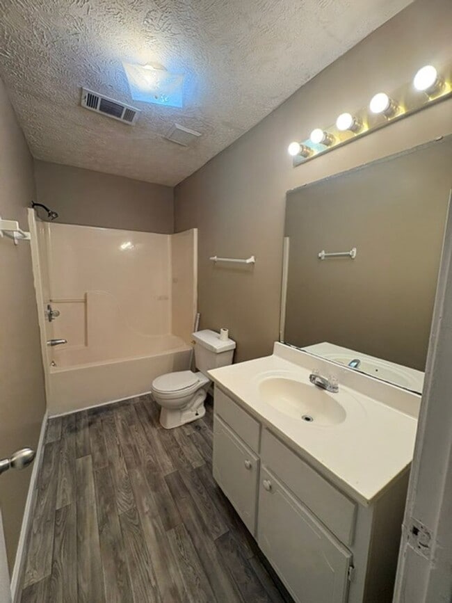 Building Photo - Renovated 3 Bedroom 2 Bath Home for Rent!