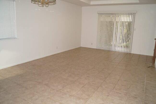 Building Photo - 1028 Sanders Dr