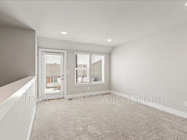Building Photo - 2122 Bryant Park Dr